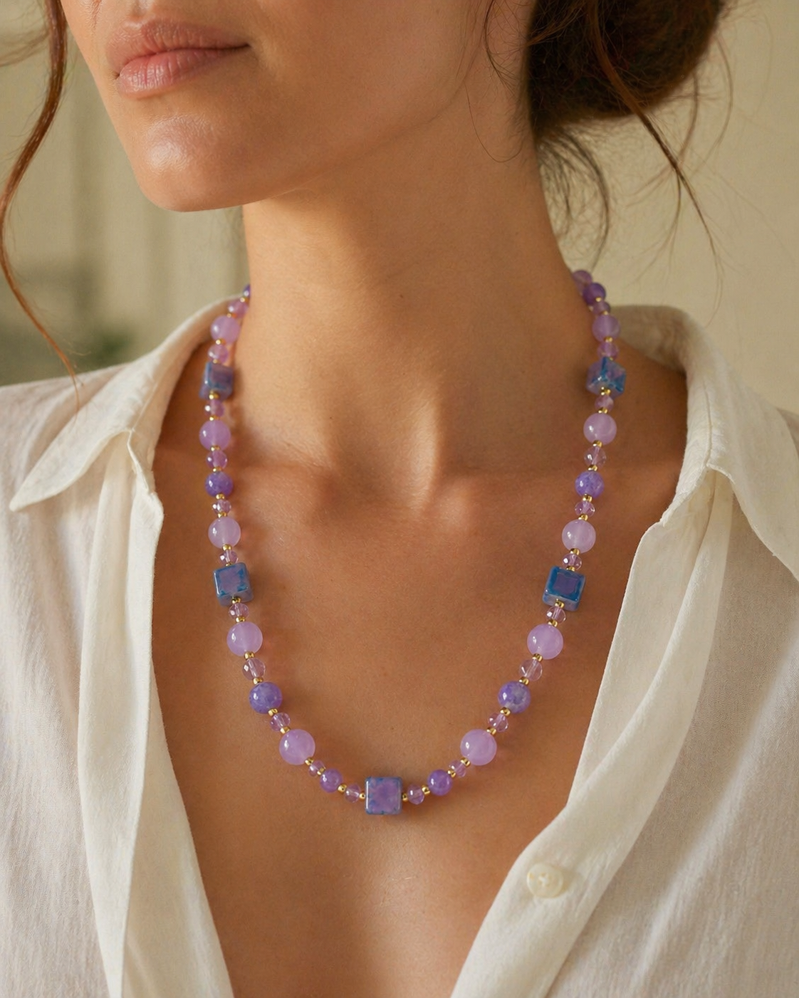 Collana Mikonos con perle cubiche in vetro di Murano, indossata